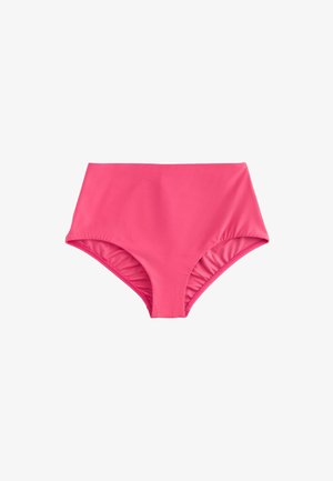 Vue de dos d'une personne portant un bas de bikini rouge taille haute et un haut assorti avec une fermeture métallique à la plage.