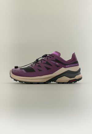 Μωβ και μπεζ παπούτσι trail running της Salomon με μαύρες λεπτομέρειες, σύστημα γρήγορου δέσιματος και ανθεκτική σόλα σχεδιασμένη για υπαίθριο έδαφος.