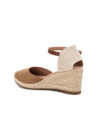Scarpe con zeppa in suede marrone, con tacco in juta intrecciata, aperte sul retro e con cinturino alla caviglia. Presentano un motivo a quadri beige testurizzato sul tacco.