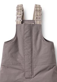 Pilki skalbiniai su reguliuojamomis smėlio spalvos ir pilkos spalvos dryžuotomis petnešomis, pasižyminčios lygiu audiniu ir priekinių kišenių su sustiprintais siūlais.