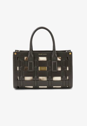 Schwarze Marciano Lederhandtasche mit geflochtenem Riemendesign, goldener Logoplatte und zwei oberen Griffen über einem beigen Stoffinnenraum.