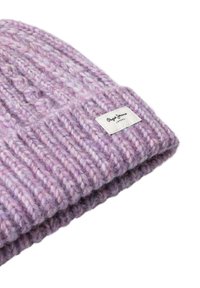 Adīta cepure mainīgos lavandas toņos, ar ribotu tekstūru un baltu etiķeti ar melnu uzrakstu malā.