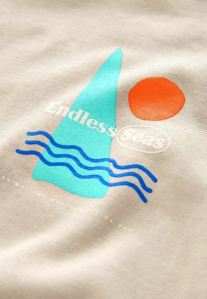 Beiger Stoff mit einem grafischen Design, das ein blaues Segel, eine orange Sonne und gewellte blaue Linien zeigt. Der Text lautet "Endless Seas."