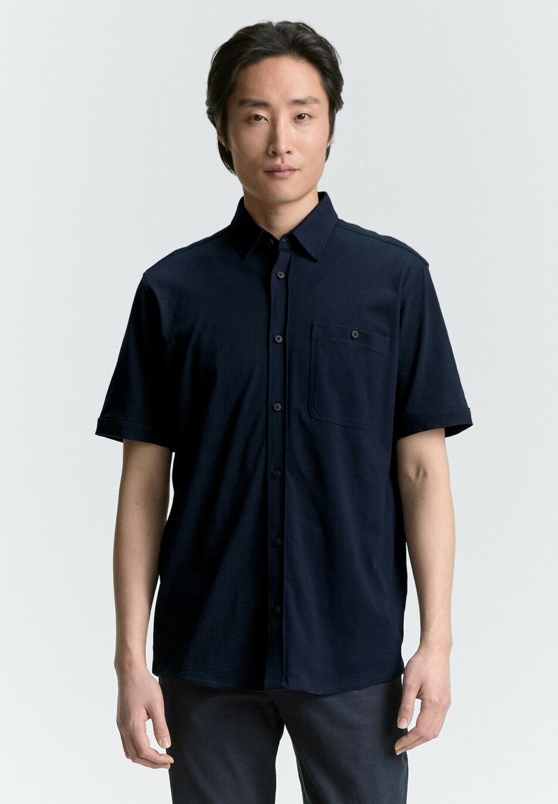 Korte mouwen marineblauwe knopshirt met een voorzak, gemaakt van textuurstof, met een standaardkraag en een afgeronde zoom.