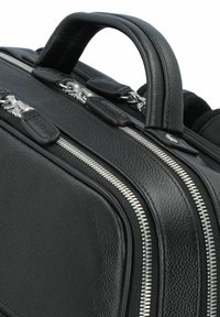 Sac en cuir noir avec une finition texturée, deux zips argentés et une poignée supérieure robuste pour le transport. Design rectangulaire compact.
