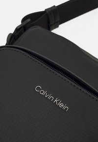 Calvin Klein CK MUST PIQUE REPORTER UNISEX - Borsa a tracolla - ck black