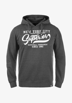 Grå hettegenser med frontlomme, snor til hette og hvit trykt tekst som inkluderer "New York City" og "Superior". Myk tekstur.