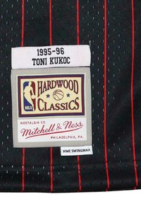 Schwarzes Basketball-Trikot mit roten Streifen. Verfügt über ein gesticktes Etikett mit "1995-96" und "Toni Kukoc" sowie das Branding "HARDWOOD CLASSICS".