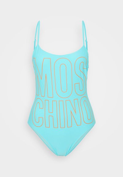 Απαλό μπλε ολόσωμο μαγιό με λεπτές τιράντες, διακοσμημένο με μεγάλα πορτοκαλί γράμματα "MOSCHINO" στο μπροστινό μέρος. Λείο ύφασμα και εφαρμοστή σχεδίαση.