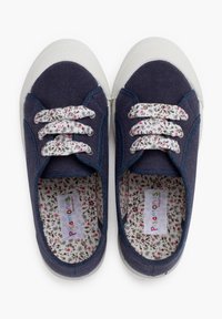 Jūrų laivyno drobės sportbačiai su baltais guminiais padais, turintys gėlių rašto juosteles ir vidinį pamušalą, apvalūs pirštai ir žemas dizainas.