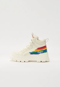 Zapatillas altas en crema con una suela blanca gruesa, que presentan un diseño de pinceladas coloridas en tonos del arcoíris y un logo de "Buffalo" en el lateral.