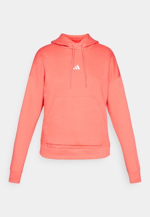 Koralfarvet hættetrøje lavet af blødt materiale, med en forlommekasse, ribbede manchetter og et lille hvidt logo på brystet.