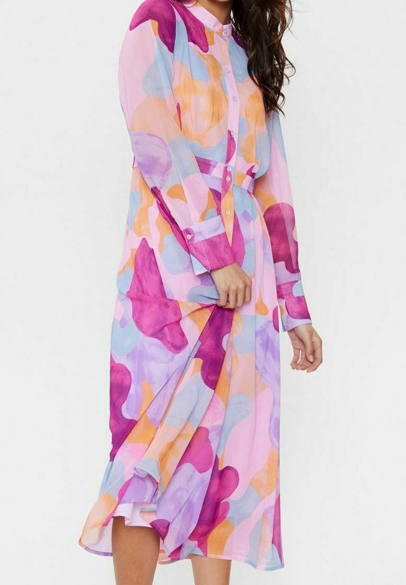 Lungo abito con bottoni in tessuto leggero e trasparente, caratterizzato da un motivo astratto multicolore in tonalità di rosa, viola e arancione.