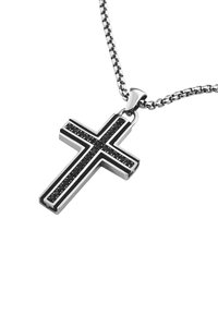 Sort og sølv korsvedhæng på en kæde, med en poleret overflade og sorte accenter. Korsdesignet er geometrisk med et tekstureret center.