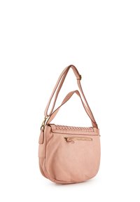 Lyserød læder crossbody taske med et flettet design på toppen, en lynlåslomme på fronten og justerbare skulderremme.
