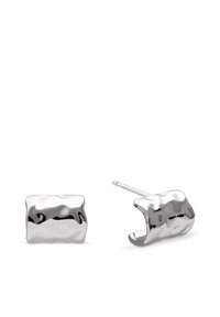 Pendientes de metal plateado con una superficie ondulada y texturizada, y una forma rectangular elegante. Cada pendiente cuenta con un cierre de presión.