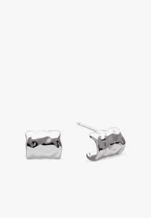 Srebrne metalne naušnice sa valovitom, teksturiranom površinom i elegantnim pravokutnim oblikom. Svaka naušnica ima zatvaranje s klinom.