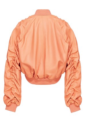 Giacca bomber tagliata in morbido pelle arancio chiaro. Presenta maniche arricciate, colletto a coste e vita elasticizzata per un look aderente.
