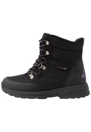 Schwarzer isolierter Winterstiefel mit hohem Schaft, Schnürvorderseite, Metallösen, profilierter Sohle und einem kleinen "Kappa TEX" Stoffetikett an der Seite.