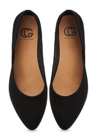 Ballerine nere in suede con punta affusolata, dotate di un interno liscio e di un logo del marchio discreto sulla soletta.