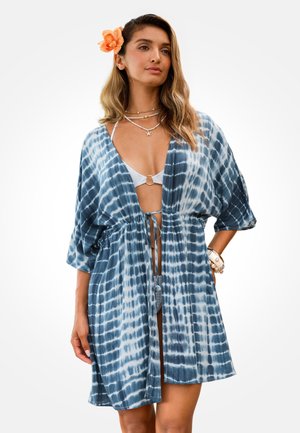 Niebiesko-biała sukienka narzutka tie-dye, lekka tkanina, luźny krój, głęboki dekolt w kształcie litery V, ściągacz w pasie, krótkie rękawy i otwarty przód.