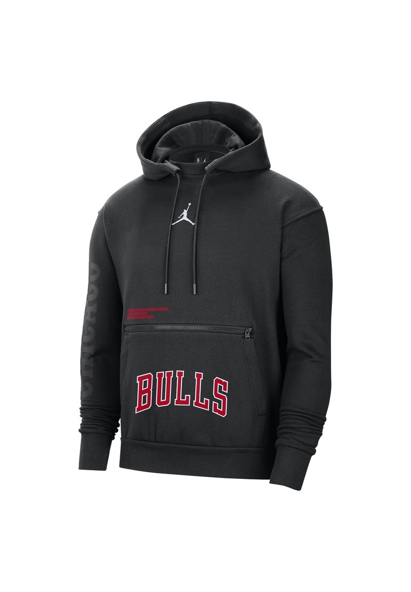 Schwarzer Hoodie mit einer vorderen Reißverschlusstasche, ausgestattet mit einem weißen Jumpman-Logo und rotem "BULLS"-Text. Weicher Stoff mit langen Ärmeln und Kapuze mit Kordelzug.