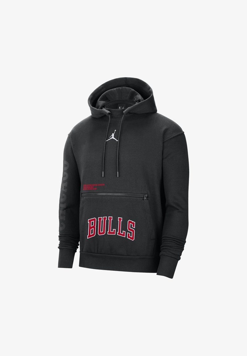 Schwarzer Hoodie mit einer vorderen Reißverschlusstasche, ausgestattet mit einem weißen Jumpman-Logo und rotem "BULLS"-Text. Weicher Stoff mit langen Ärmeln und Kapuze mit Kordelzug.