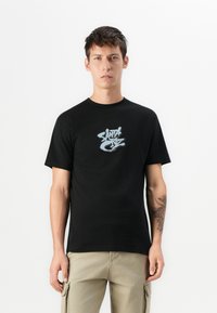 Zwarte katoenen t-shirt met een grafische logo op de voorkant in lichtblauw. Korte mouwen en een ronde hals, gladde textuur en casual pasvorm.