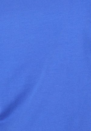 Texture de tissu bleu uni avec de légers plis et un aspect lisse et doux.