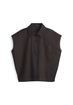 Maglietta nera a maniche corte con colletto, bottoni frontali e tasca sul petto; realizzata in tessuto morbido con un design dalla vestibilità comoda.