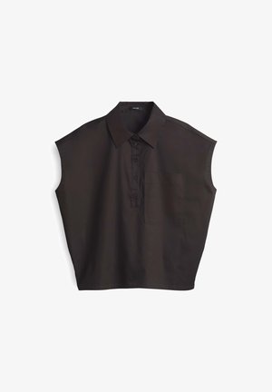 Maglietta nera a maniche corte con colletto, bottoni frontali e tasca sul petto; realizzata in tessuto morbido con un design dalla vestibilità comoda.