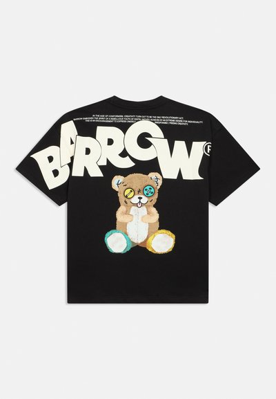 Camiseta negra con gran texto blanco "BARROW" y diseño gráfico de un oso de peluche con ojos de botón coloridos y diseño remendado en la parte trasera.