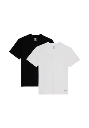 Twee effen korte mouw t-shirts, één zwarte en één witte, overlappend met zichtbare ronde halslijnen en kleine logo-afdrukken in de kraag.