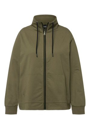 Olivově zelená mikina na zip s vysokým límcem, černým zipem, šňůrkami a dvěma předními kapsami. Vyrobena z měkké, texturované tkaniny.