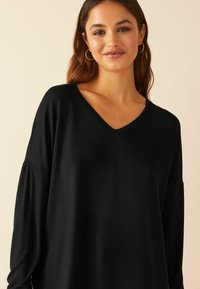 Friends Like These V NECK - Langarmshirt - black