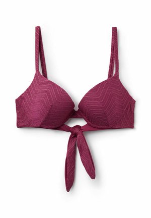 Fioletowy teksturowany top od bikini z regulowanymi ramiączkami i wiązaniem z przodu na środku na białym tle.