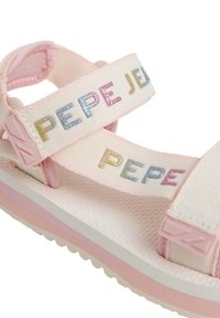 Helle rosa Sandalen mit Stoffriemen, die "PEPE JEANS" in schimmernden, mehrfarbigen Buchstaben zeigen. Gummisohle mit strukturiertem Muster und geschichtetem Design.