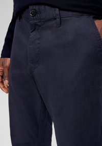 s.Oliver REGULAR MIT DOBBYSTRUKTUR - Chino - tiefblau