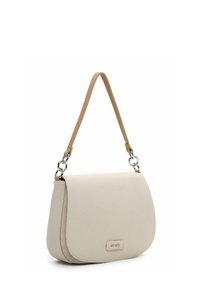 Borsa a mano in pelle beige con finitura texture, forma semicircolare e manico marrone chiaro dotato di minuteria in argento e una placca metallica con logo.