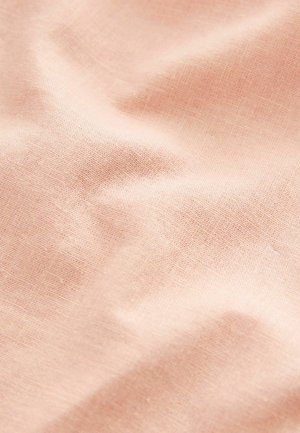 Tissu en lin rose pâle avec une surface douce et texturée, affichant des plis subtils et un motif de tissage naturel fin.