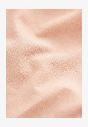 Svijetloružičasta platnena tkanina s mekom, teksturiranom površinom, koja prikazuje suptilne bore i finu, prirodnu strukturu tkanja.