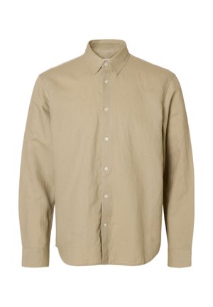 Bež košulja s dugim rukavima, kopčana na gumbe, s vrhovnim ovratnikom i manžetnama na gumbe, prikazana na bijeloj pozadini.