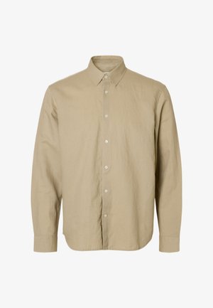 Beežika pikkade varrukatega nööbitav särk, millel on terav krae ja nööbitavad mansetid, valgel taustal.