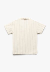 Romantisch crème shirt met korte mouwen en een kraag, voorzien van een verticale ribbelstructuur en subtiele strepen. Zachte stof en casual pasvorm.