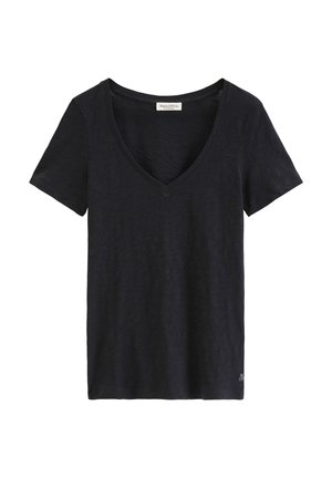 T-shirt noir à manches courtes et col en V avec une texture subtile et un petit logo blanc près de l'ourlet inférieur sur fond blanc.