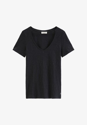 T-shirt noir à manches courtes et col en V avec une texture subtile et un petit logo blanc près de l'ourlet inférieur sur fond blanc.
