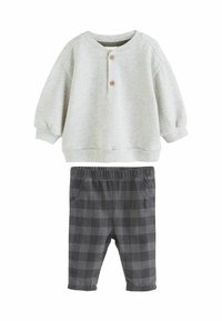 Hellgraues Langarmbabyshirt mit zwei Holzknöpfen, kombiniert mit grauen karierte Hose mit elastischem Bund und Taschen.