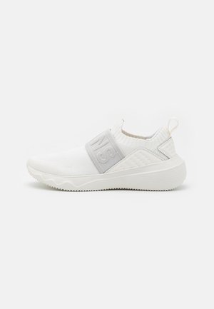 Biały sportowy but wsuwany z dzianą cholewką, szerokim elastycznym paskiem na górze, fakturowanym obcasem i grubą amortyzowaną podeszwą.