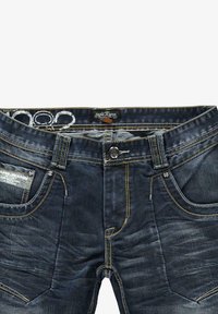 Donkerblauwe spijkerbroek met een lichte vervaging, voorzien van vijf zakken, gele stiksels en een knoopsluiting in de taille.