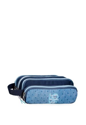 Estuche de lápices de mezclilla azul con tres compartimentos con cremallera, patrón de corazones en azul claro en el frente y asa azul marino en un lateral.